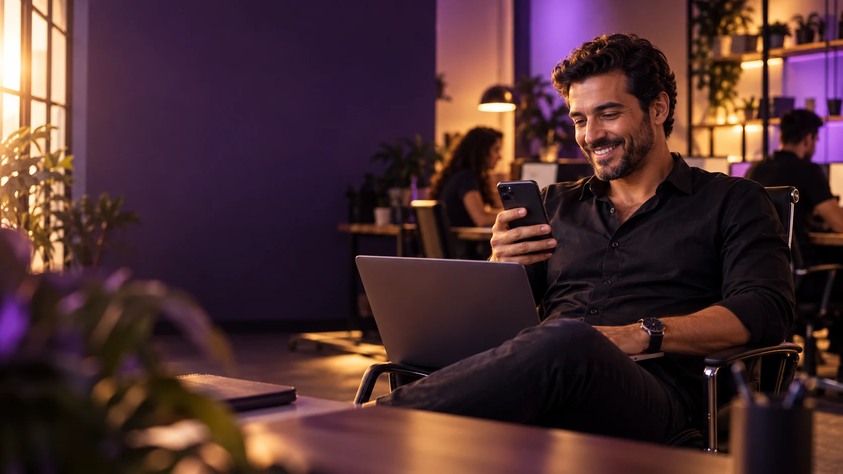 Empresário acompanhando novos contatos comerciais pelo celular