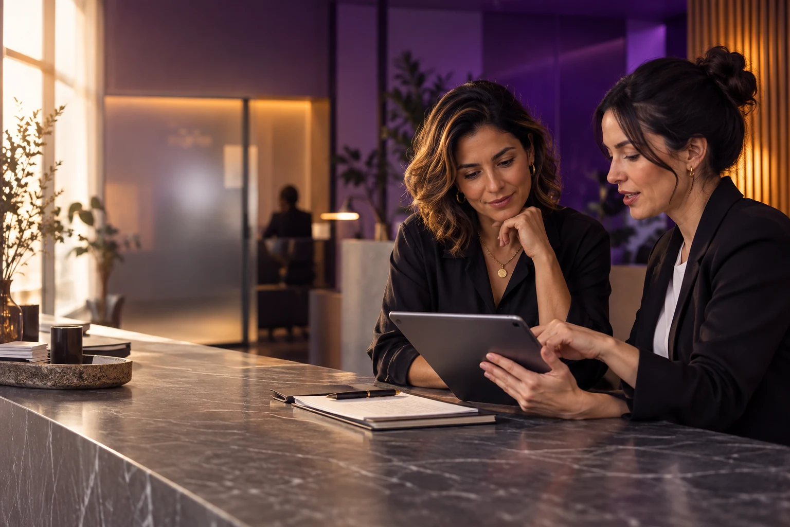 Empresárias analisando uma solução comercial personalizada